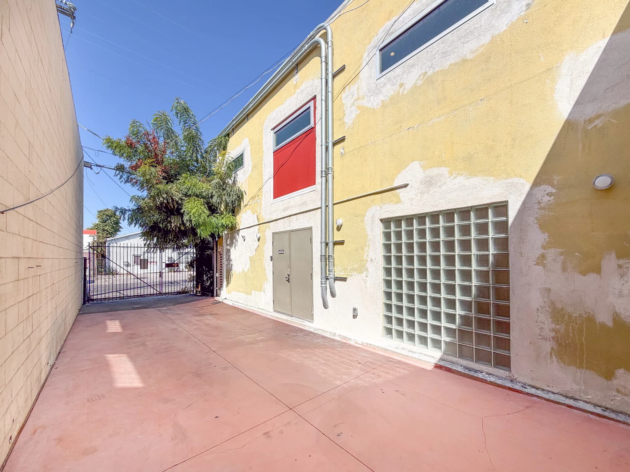 Exterior courtyard at 5514 Satsuma Avenue